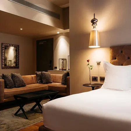 Banke Opera, Autograph Collection Paris